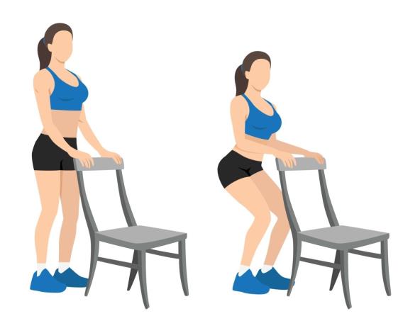 Žena radi čunjeve pored stolice