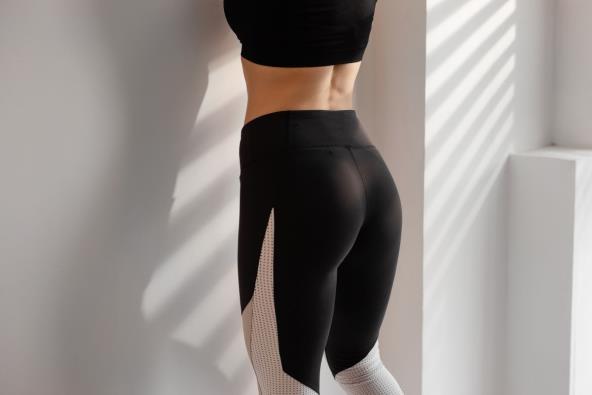 Žena steže mišiće gluteusa