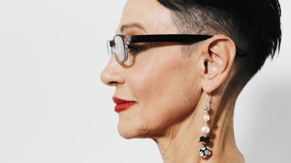 Žena jako kratke kose