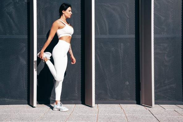 Žena održava ravnotežu na jednoj nozi