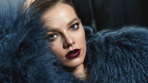 Žena sa zalizanom kosom