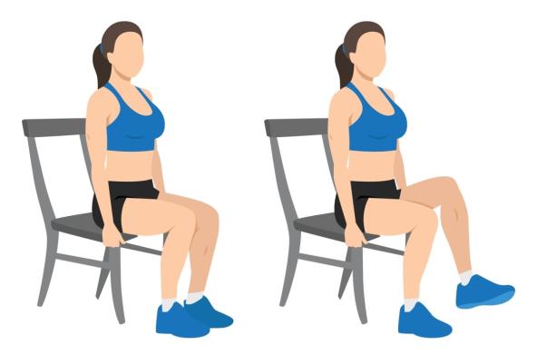Žena podiže koleno na stolici