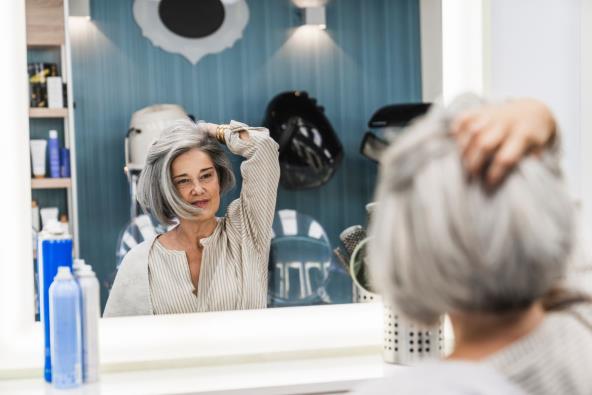 Žena ima bvob frizuru