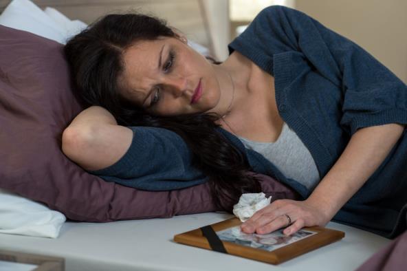 Žena plače za izgubljenom osobom