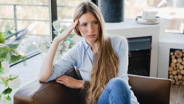 Žena tufuje i sedi u fotelji