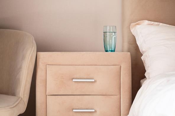 Noćni ormarić i čaša vode