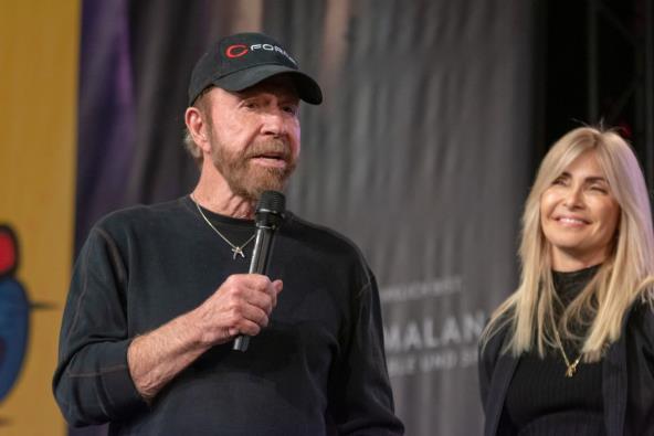 Čak Noris sa suprugom