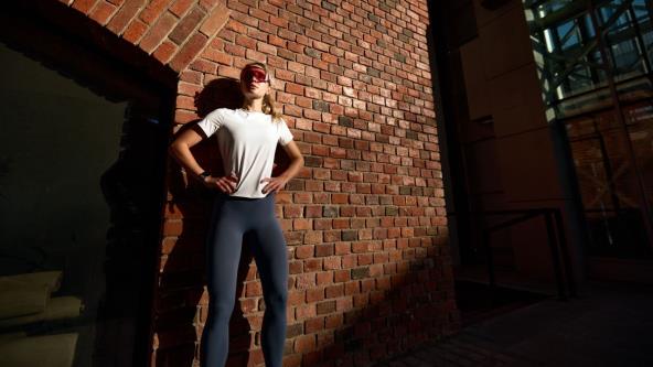 Žena vežba pored zida