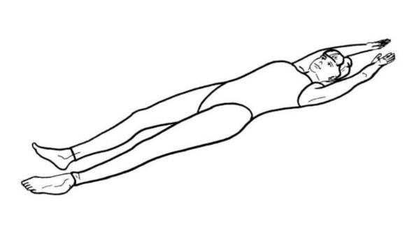 Žena leži sa rukama iznad glave