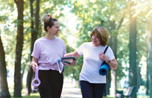 Žene vežbaju parku