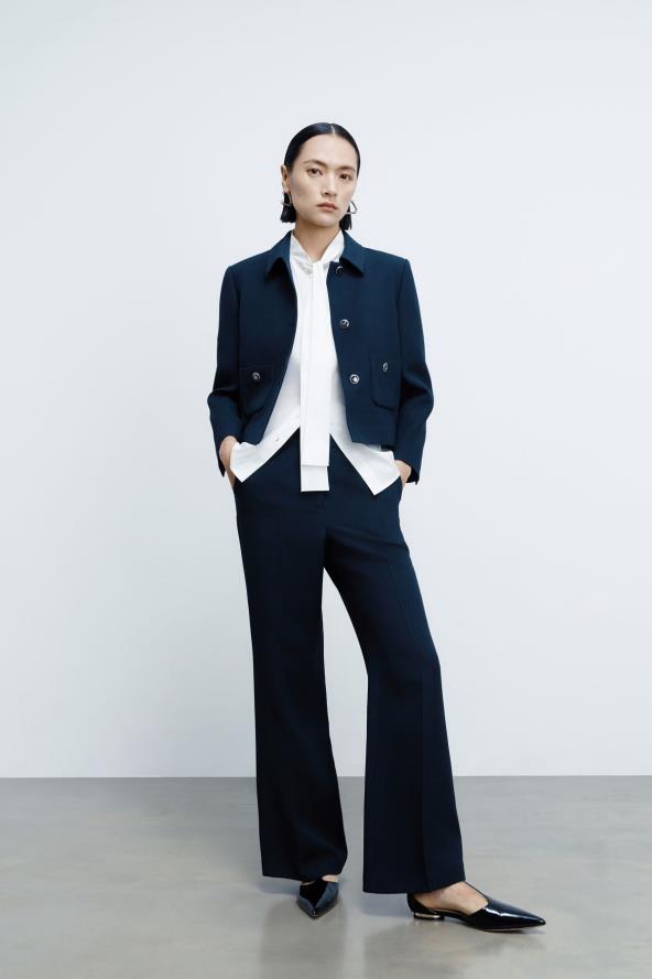 Žena nosi sako, košulju i zvoncare