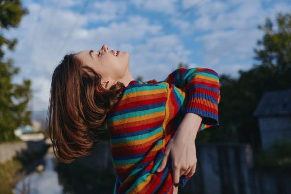 Devojka s boemskom frizurom na suncu