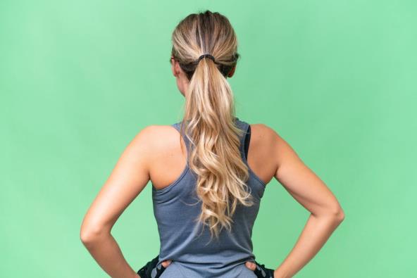 Žena trenira leđa