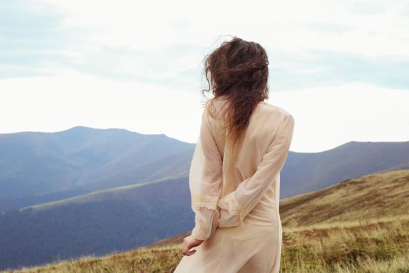 Devojka u tankoj halnjini na planini