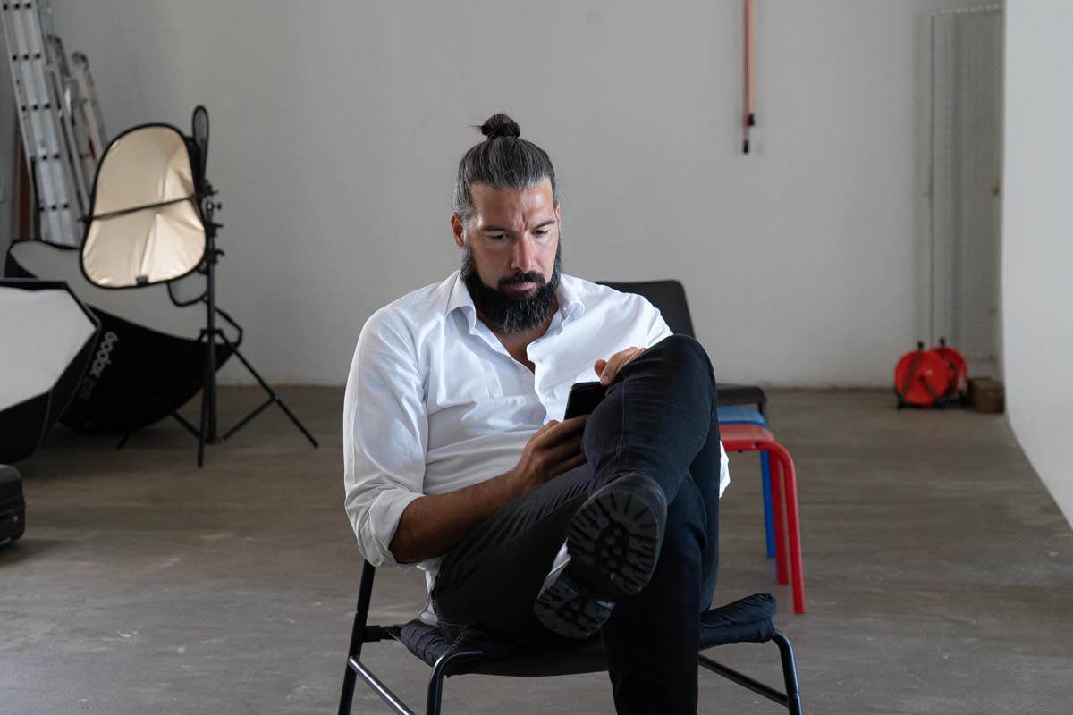 Poznati muškarci na setu slikanja za naslovnu stranu magazina Lepa i Srećna