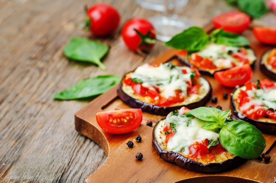 Lažna pizza od patlidžana lagani letnji zalogaji.