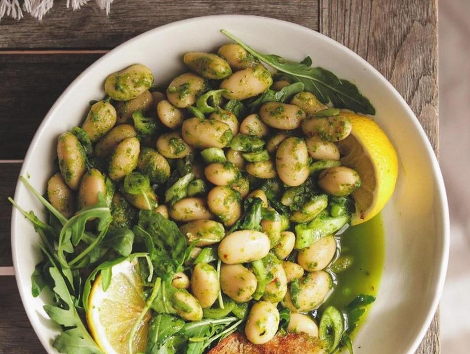 Lagana letnja salata od belog pasulja i rukole recept.