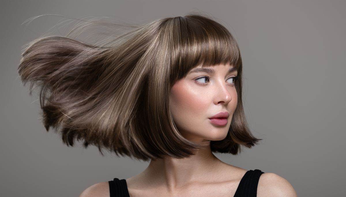 Žena ima bob frizuru sa kratkim šiškama