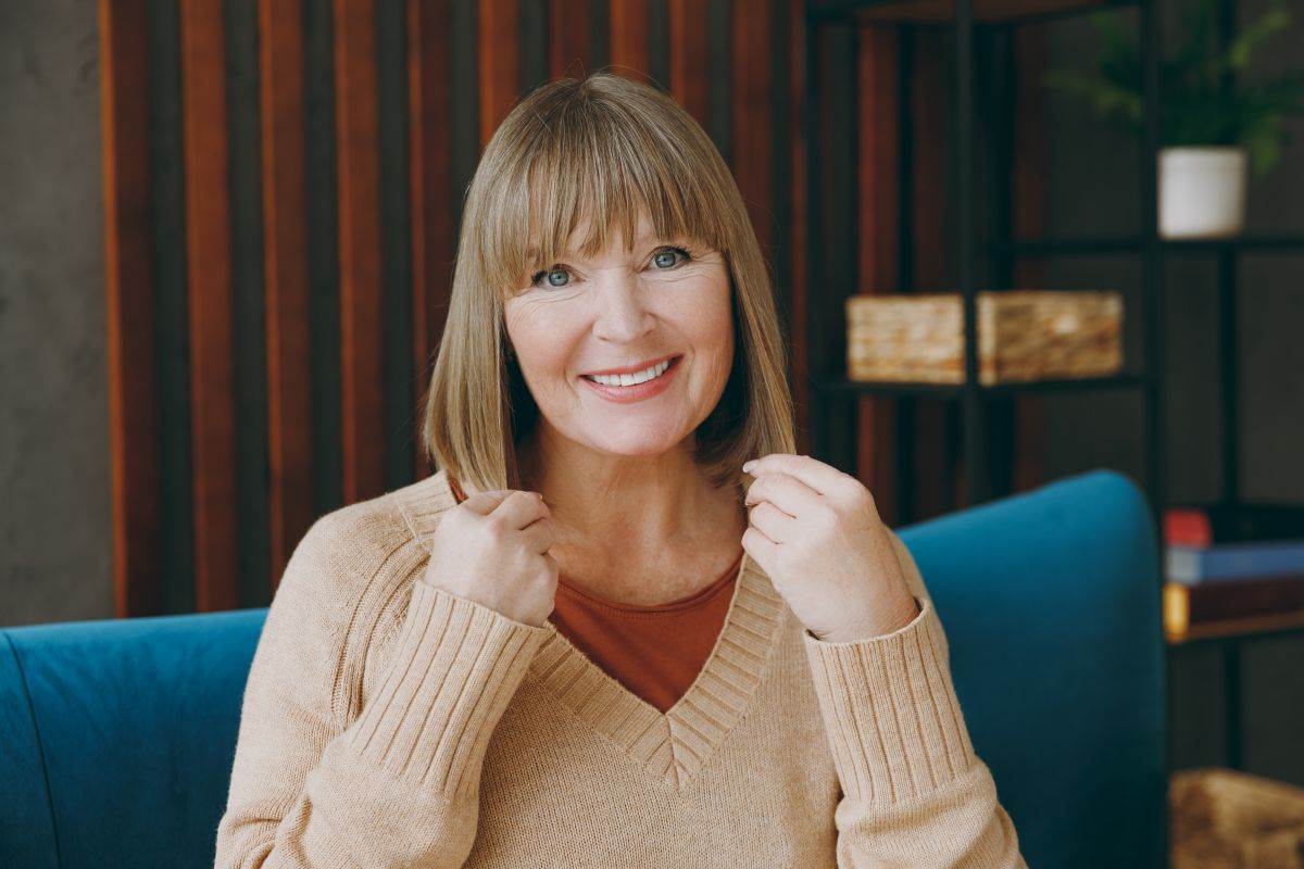 Žena ima bob frizuru