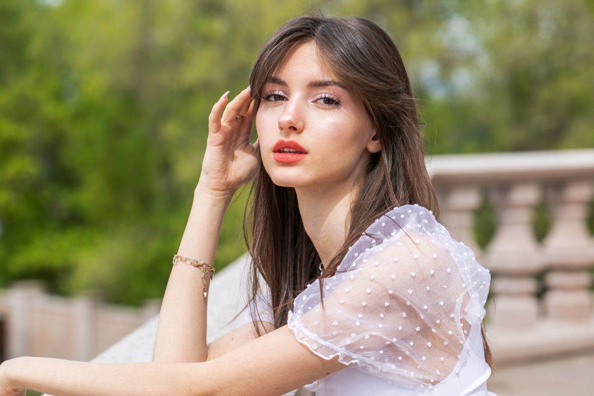 Žena sa zavesa šiškama