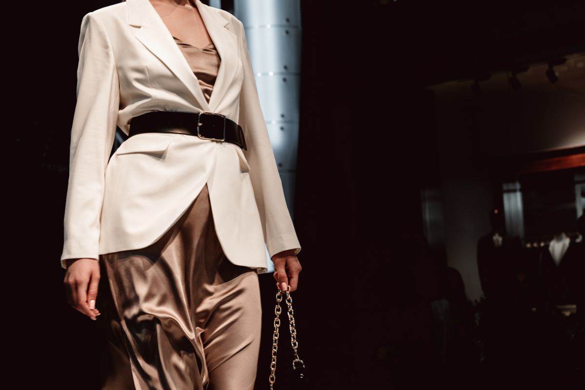 Žena nosi sako i pojas