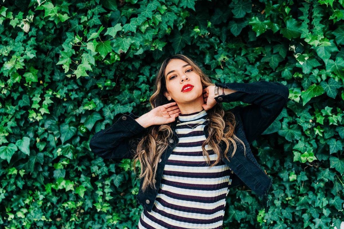 Devojka u halnjini na pruge