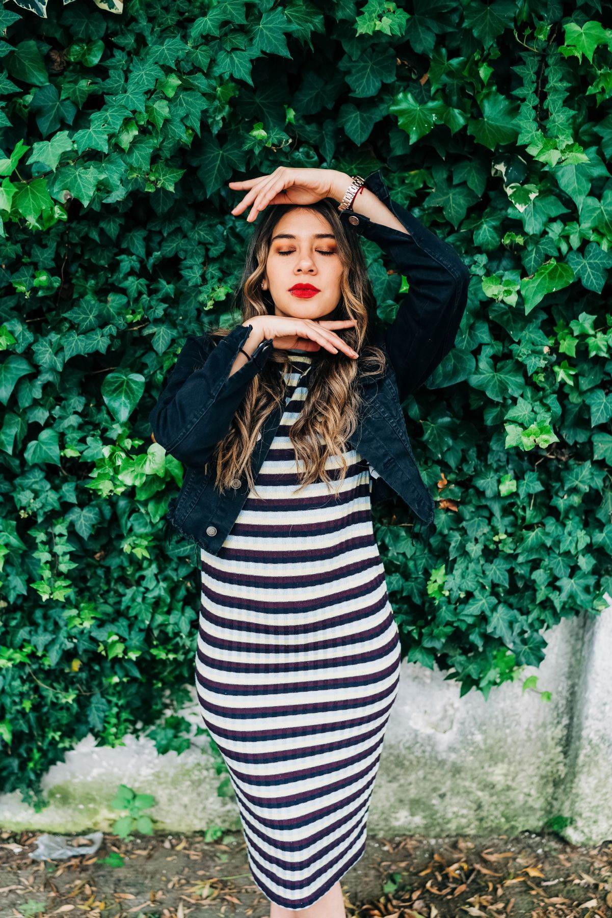 Devojka u haljini na pruge