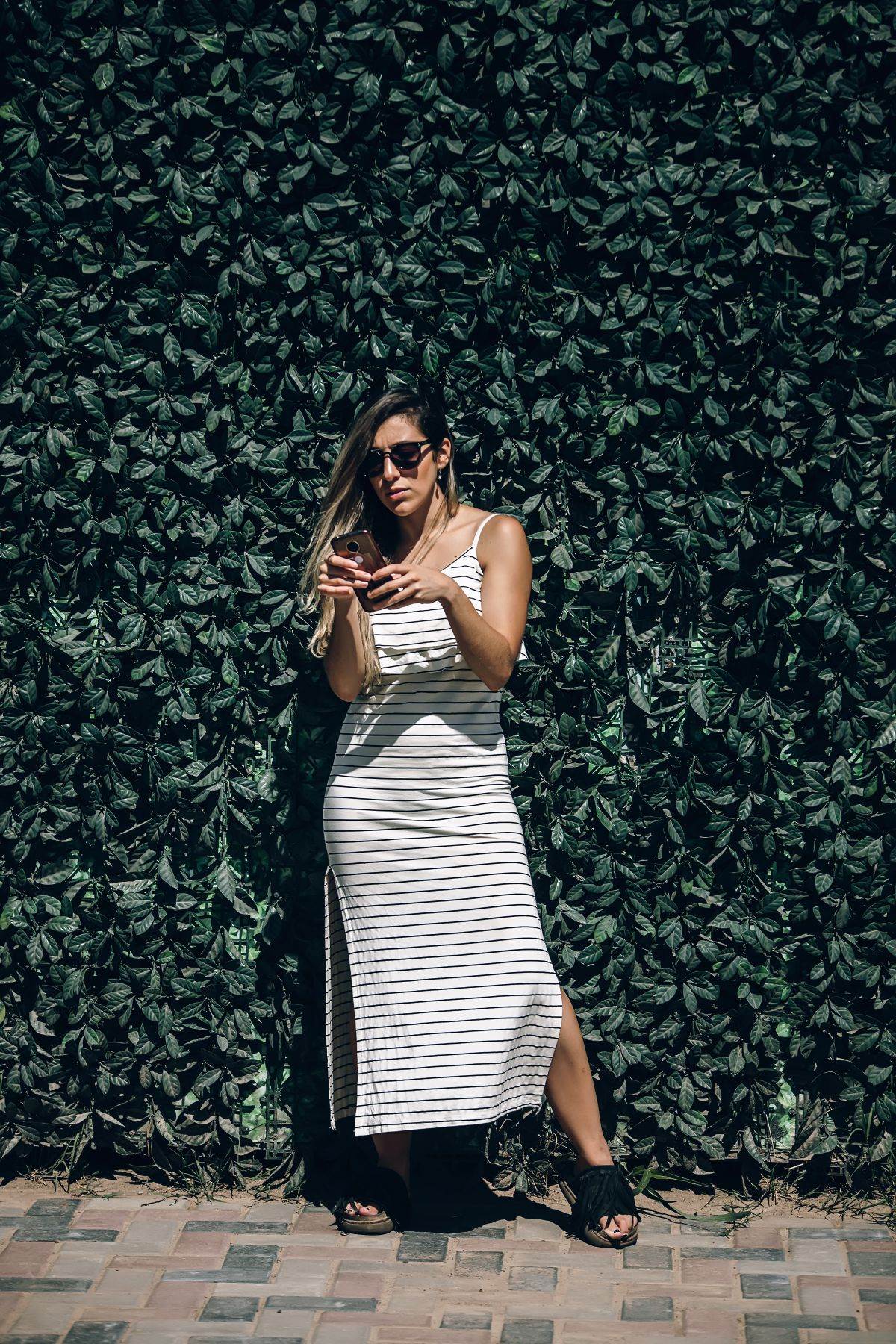 Devojka u haljini na pruge